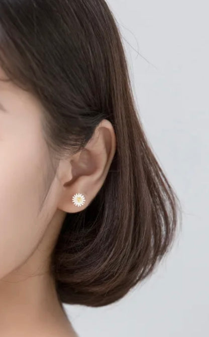 Sterling silver daisy stud earrings